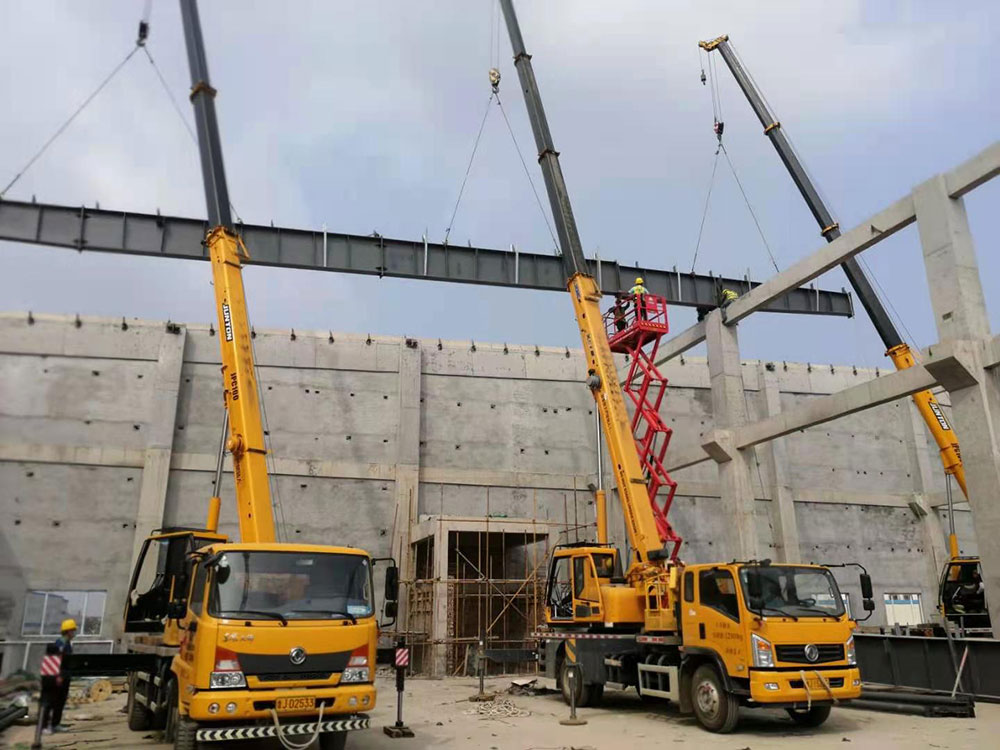 泰安玻纖聯(lián)合廠房廊橋鋼結構工程